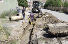 Başkale Belediyesi'nden yol geçişlerinde büz boru çalışması