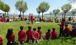 Öğrenciler Van Gölü sahilinde çevre için seferber oldu