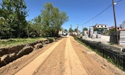 Edremit'te yol açma ve altyapı çalışmaları sürüyor