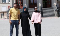 Erciş'te anne ve iki çocuğu birlikte YKS heyecanı yaşadı