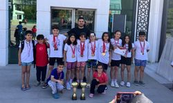 Van’da minik yüzücülerden büyük başarı: İki kupa bir şampiyonluk