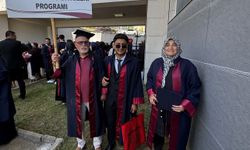 Torunlarıyla aynı gün üniversiteden mezun oldular