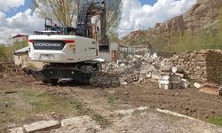 Gürpınar Belediyesi metruk yapıların yıkımını sürdürüyor