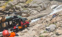 Hakkari'de kayalıklardan düşen yurttaş için ekipler seferber oldu