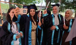 Hakkari'de duygulandıran mezuniyet: Anne ve kızı aynı gün diploma aldı