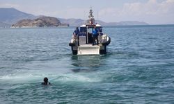 Kontrolden çıkan otomobil Van Gölü'ne uçtu
