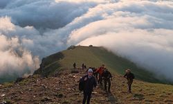 Nemrut'un zirvesinde sis denizi ve eşsiz Van Gölü manzarası