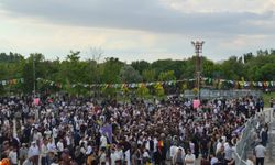 Van’da “Özgürlük Mitingi” başladı: Binler Newroz alanına akın ediyor