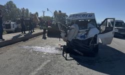 Vangölü minibüsü ile kamyon çarpıştı: 2 ölü