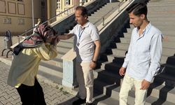 Yüksekova’da sınav görevlisi babaya çocuklarından duygulandıran sürpriz