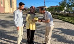 Yüksekova’da sınav görevlisi babaya çocuklarından duygulandıran sürpriz