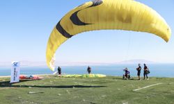 Van Gölü semalarında 15 Temmuz için saygı uçuşu
