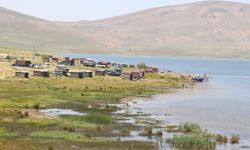 Ağrı’daki Balık Gölü sıcaklardan bunalanların adresi oldu