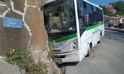 Bitlis'te belediye otobüsü kale duvarına çarptı, 5 kişi yaralandı