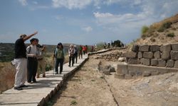 Van'daki Ayanis Kalesi yabancı turistlerin gözdesi oldu