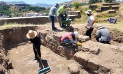 Bitlis Kalesi’nde tarihi yapılar tek tek ortaya çıkıyor