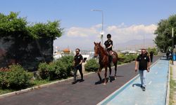 Edremit'te kadın atlı zabıtalar göreve başladı