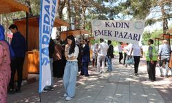 Erciş'te kadınların el emeği ürünleri pazarda satışa sunuluyor