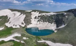 Van, Hakkari ve Şırnak sınırındaki Faraşin Yaylası doğaseverleri ağırlıyor