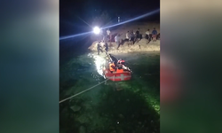Fırat Nehri'nde 26 kişi piknik yaparken mahsur kaldı