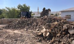 Gürpınar'da metruk binalar tek tek yıkılıyor