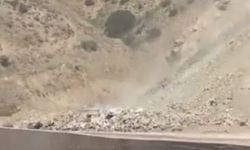 Güzeldere Geçidi’nde kaya ve toprak yola sürüklendi