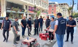 İpekyolu'nda işletmeler denetlendi, kaldırımlarda bulunan malzemeler kaldırıldı