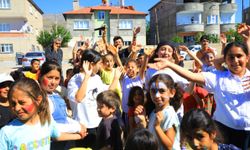 İpekyolu'nda yaz şenlikleri coşkusu sürüyor: Yüzlerce çocuk bir araya geldi