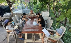 Vanlı dede torunları için bahçesini oyun alanına çevirdi