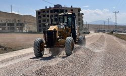 Van Edremit Belediyesi Kavurma Mahallesi'nde yol iyileştirme çalışmalarını sürdürüyor