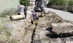 Başkale Belediyesi'nden yol geçişlerinde büz boru çalışması