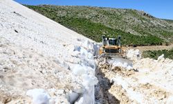 Temmuz ayında kar mesaisi sürüyor