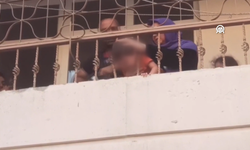 Balkon korkuluğuna sıkışan 3 yaşındaki çocuğu itfaiye kurtardı