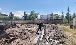 TESKOMB İlkokulu'nun bahçesi yenileniyor: Parke taşı ve drenaj çalışması başladı
