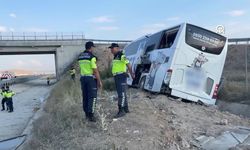 Van firmasına ait yolcu otobüsü kaza yaptı: 44 yaralı