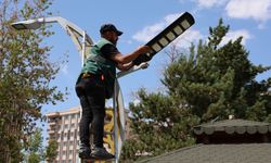 Edremit Belediyesi'nden çevre dostu adım: Parklarda güneş enerjili aydınlatma dönemi