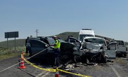 Ardahan'da iki aracın çarpıştığı kazada 3 kişi öldü, 3 kişi yaralandı