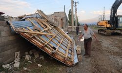 Iğdır ve Kars'ta fırtına ile sağanak etkili oldu: Çatılar uçtu, yollar kapandı
