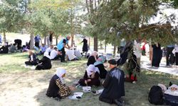 Van Gölü kıyısında yaşlılara yönelik piknik etkinliği