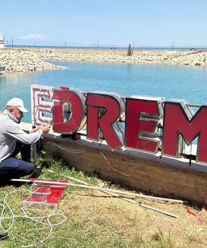 Edremit Belediyesi park ve oyun alanlarını yeniliyor