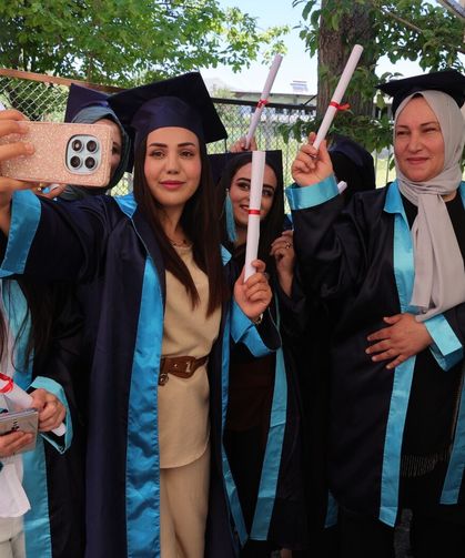 Hakkari'de duygulandıran mezuniyet: Anne ve kızı aynı gün diploma aldı
