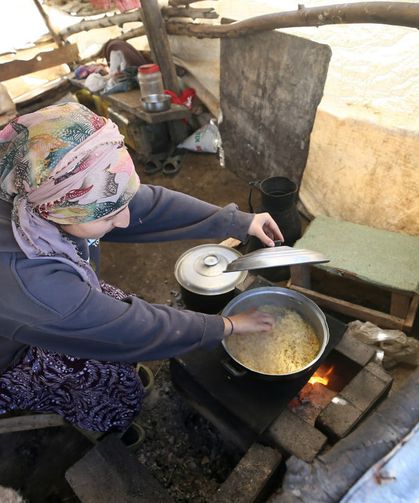 Yazın ortasında soba yakarak ısınıyorlar
