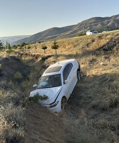 Erzincan'da şarampole devrilen otomobilde 3'ü çocuk 6 kişi yaralandı