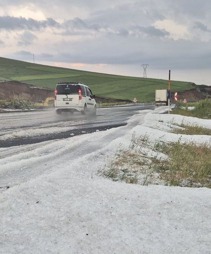 Kars'a bir türlü yaz gelmedi, sağanak ve dolu hayatı olumsuz etkiledi