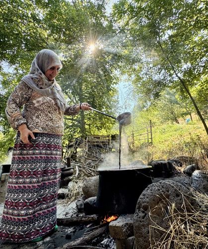 Bingöl'ün tescilli lezzeti Sivan dut pekmezinin zorlu mesaisi