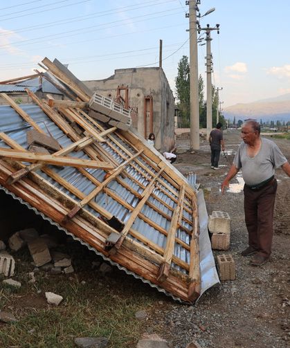 Iğdır ve Kars'ta fırtına ile sağanak etkili oldu: Çatılar uçtu, yollar kapandı
