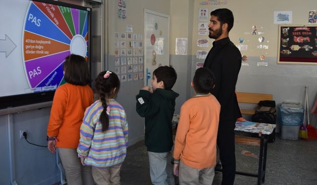 Sınıfını teknoloji ve sanat atölyesine dönüştürdü: Öğrencileriyle kitap yazdı, kısa film çekti