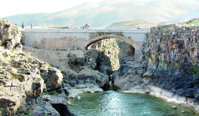 Van'ın 'kartal yuvası': Şeytan Köprüsü’nün sırrı