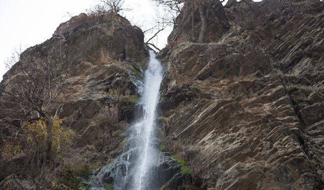 Bitlis Gümüşkanat Şelalesi ziyaretçilerini büyülüyor