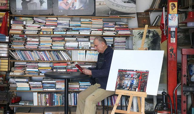 Platonik aşkla başladı, tamirhaneyi edebiyat mekânına dönüştürdü